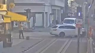 Kocaeli'de tramvay ile otomobil çarpıştı: 2 yaralı