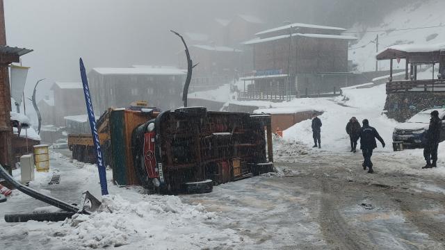 Rizede devrilen karavandaki kişi yaralandı
