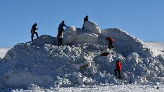 Sarıkamış şehitlerinin kardan heykelleri yapılıyor