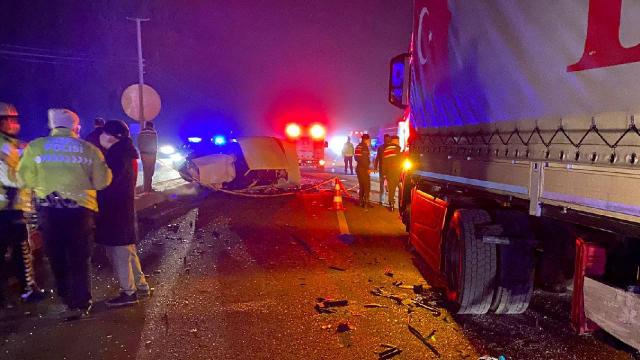 Otomobil tıra arkadan çarptı: 2 ölü, 3 yaralı