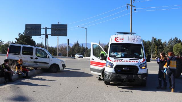 Burdurda hafif ticari araçla çarpışan ambulansın sürücüsü yaralandı