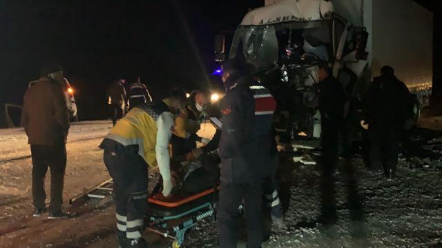 Sarıkamışta zincirleme kaza: 3 kişi yaralandı