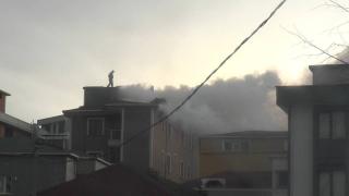 Çalıştığı çatıda yangın çıkan işçi çatıyı terk etmedi