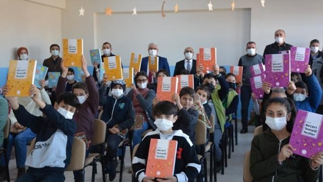 Yozgatta öğrencilere yardımcı kaynak kitap dağıtıldı