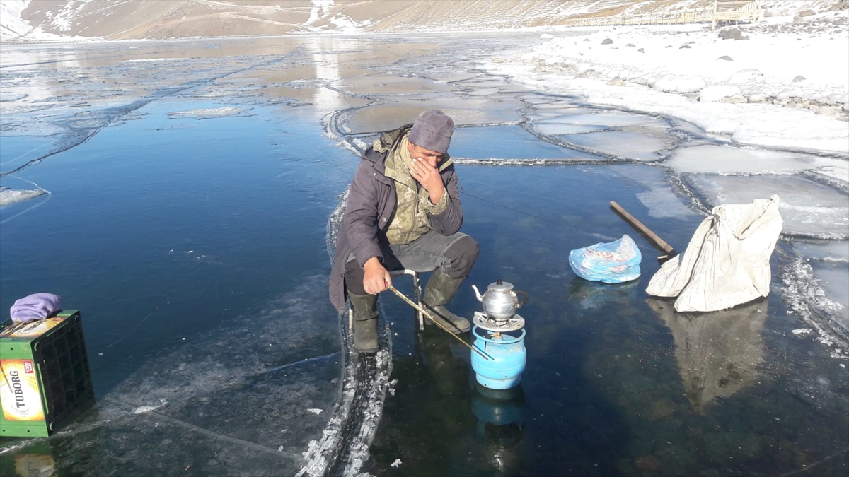 "Gölün suyu o kadar temiz ki buzun altı net görülüyor"