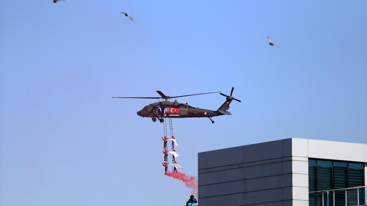 Jandarma ekipleri gösteriler sundu