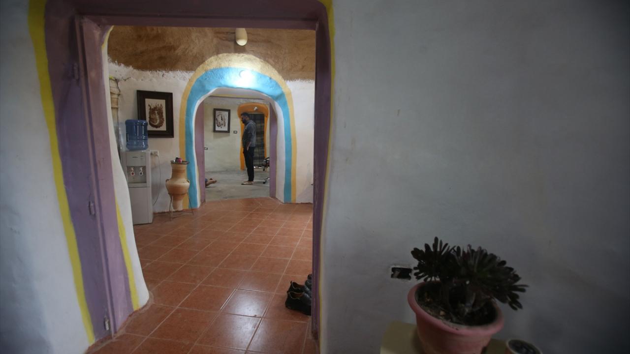 Evin yapımında çamur, arpa samanı, kül ve keçi kılı kullandı