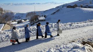 Aşı timi 2 bin rakımda: Karla kaplı yolları aşıp kapıları çalıyorlar