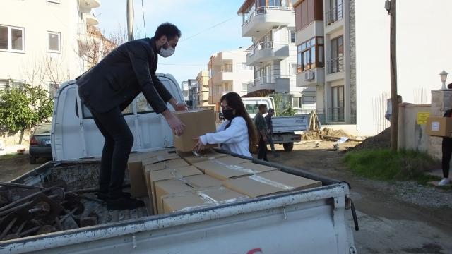 Balıkesirde üniversiteliler ihtiyaç sahiplerine gıda yardımı götürdü