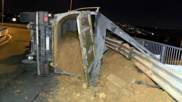 Kontrolden çıkan hafriyat kamyonu devrildi
