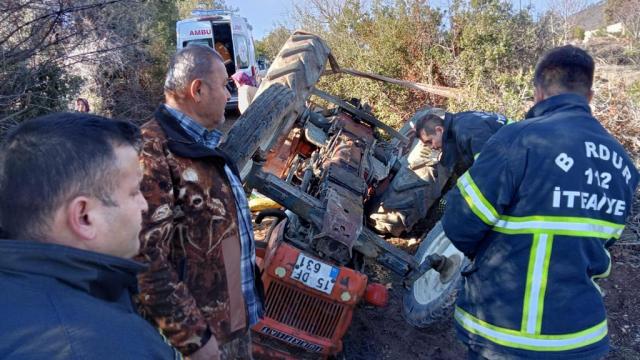 Burdurda traktörün devrilmesi sonucu sürücü öldü, eşi yaralandı