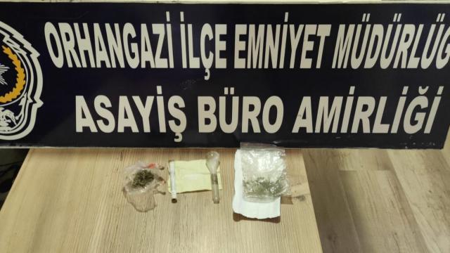 Bursada uyuşturucu sattığı belirlenen 2 şüpheli tutuklandı