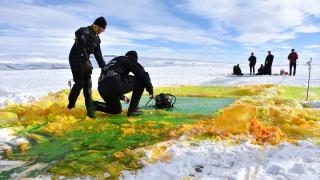 Sarıkamış şehitleri için buz tutan Çıldır Gölü'ne dalış yaptılar