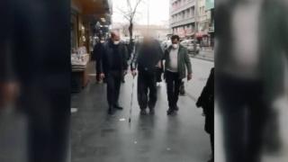 Emekleyerek dilenen kişi zabıtayı görünce yürümeye başladı