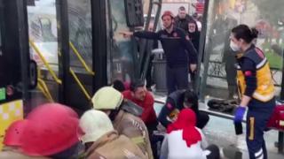 İETT otobüsü durağa çarptı: Yaralılar var