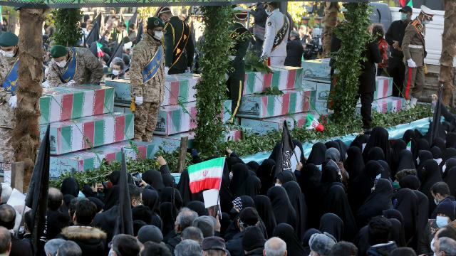 İran-Irak Savaşında ölen 150 İran askeri için cenaze töreni düzenlendi