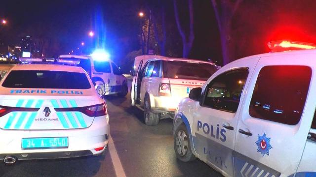 Dur ihtarına uymadı, aracı polislerin üzerine sürdü: 4 gözaltı