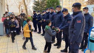 Kahramanmaraş'ta ilkokul öğrencileri Mehmetçik için atkı ördü