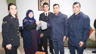 "Mehmetçik üşümesin" dedi, 32 atkı ördü