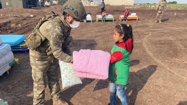 Mehmetçikten Bahar Kalkanı bölgesindeki çocuklara yardım eli
