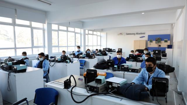 Mesleki eğitimdeki iş birlikleri öğrencilere mezun olmadan iş olanağı sunuyor