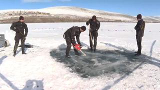 Komandolardan nefes kesen eğitim: Buzu kırarak dalış yaptılar