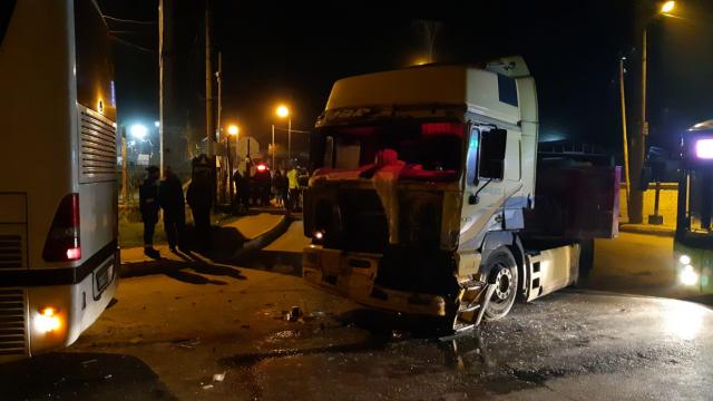 Tır şoförünün eşi camdan fırlayarak aracın altında kaldı