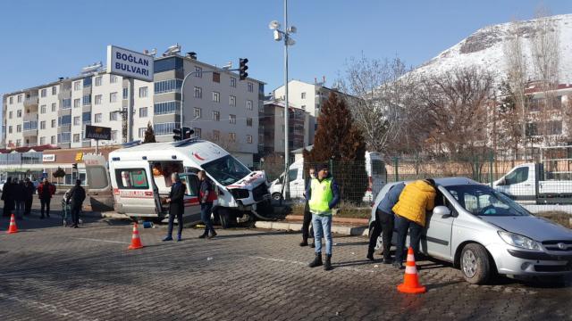 Bingölde ambulans ile otomobil çarpıştı
