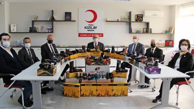 Türk Kızılaydan 1500 öğrenciye bot yardımı