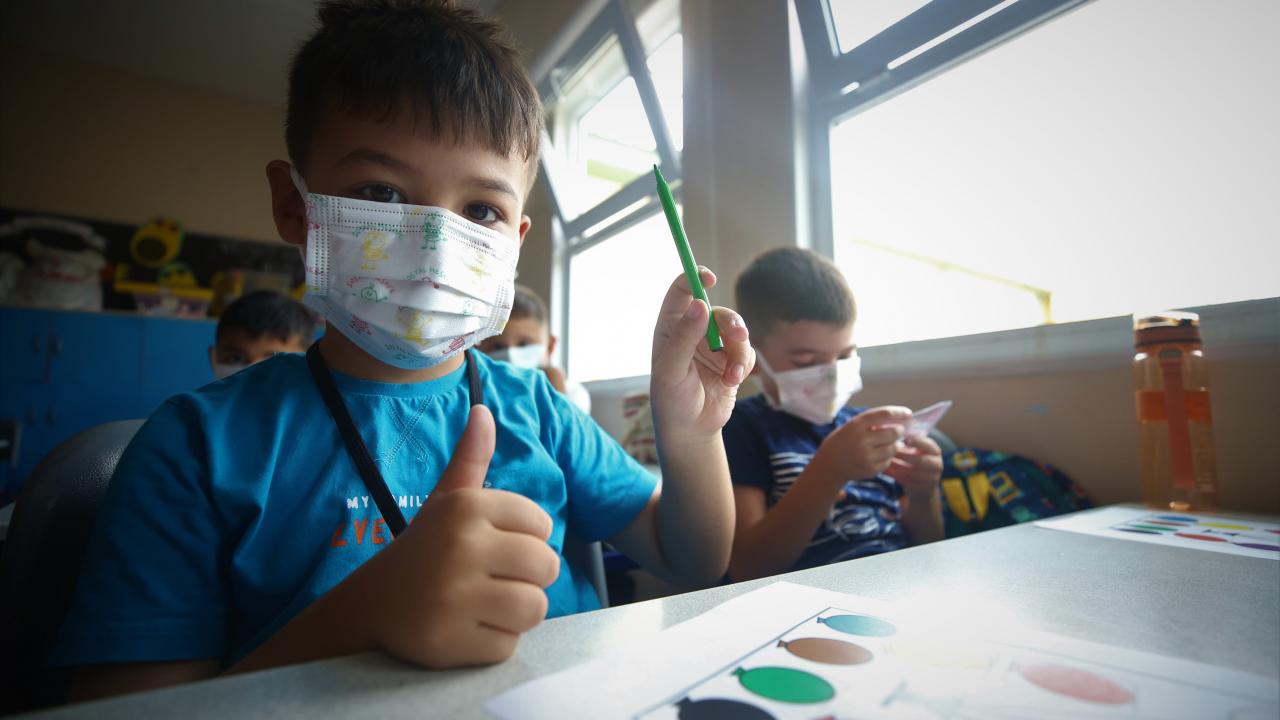 "O cıvıl cıvıl öğrencileri, o çamurların içinde gördüğüm zaman üzüldüm"