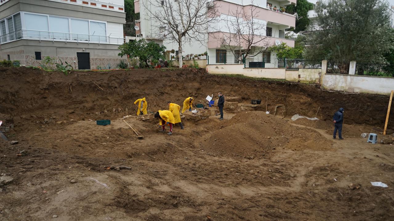 İnşaat temelinin kazıldığı alanda arkeolojik çalışmalar yapıldığını belirten Polat, şunları söyledi:
