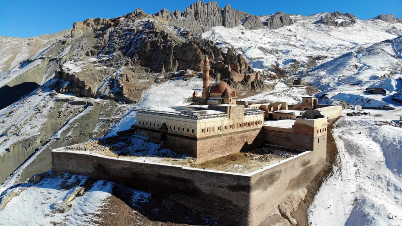 Onam yaqin joyda uxlayotgan paytda porno