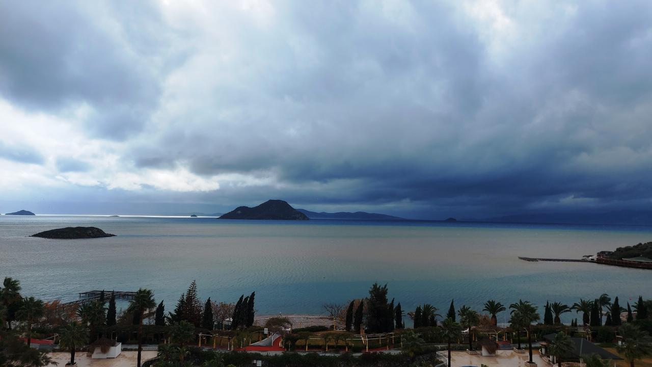 Marmaris`te denizin rengi kahverengiye dönüştü