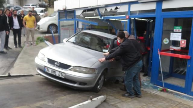 Otomobil markete daldı