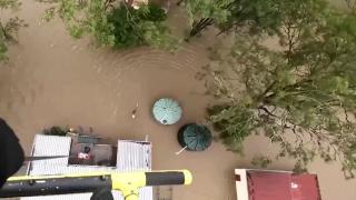 Avustralya'da sel: Mahsur kalan aile helikopterle kurtarıldı