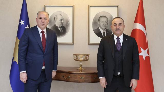 Bakan Çavuşoğlu Kosova Bölgesel Kalkınma Bakanı Damka ile görüştü