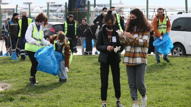 İzmir depreminde hayatını kaybeden ikizler için sahili temizlediler