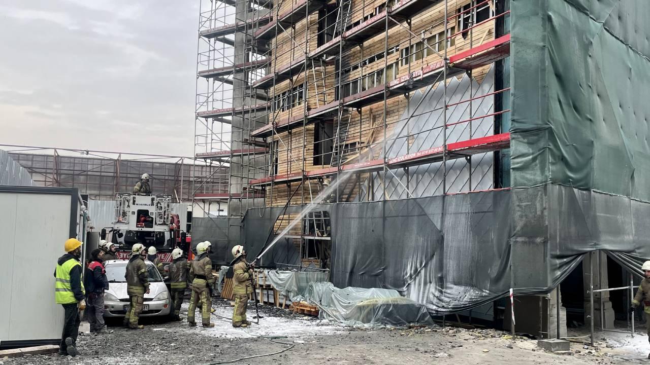 Fatih'te restorasyon çalışması yapılan tarihi binada yangın çıktı