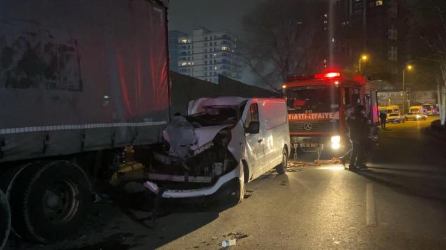 İstanbulda panelvan kamyona çarptı: 1 ölü