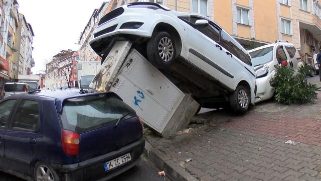 Park halindeki araçlara çarpıp, ortalığı birbirine kattı