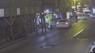 Motosikletlere çarpan otomobil kasaba girdi