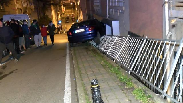 Kadıköyde otomobil binanın duvarında asılı kaldı