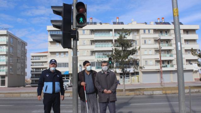 Konyada trafik ışıklarına görme engelliler için sesli sistem