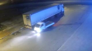 Sürücüsü uyurken tırın kasasındaki lastikleri çaldılar