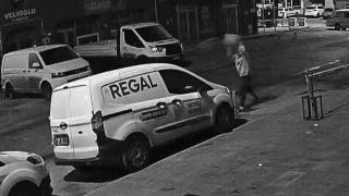 Park halindeki araçların camlarını kırdı