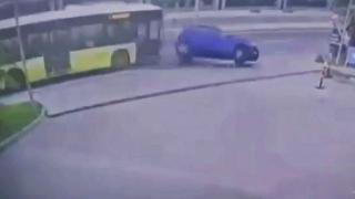 İETT otobüsünün çarptığı otomobil takla attı