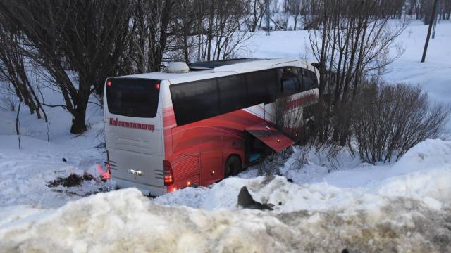 Sivasta otobüs ile kamyonet çarpıştı: 2 ölü, 19 yaralı