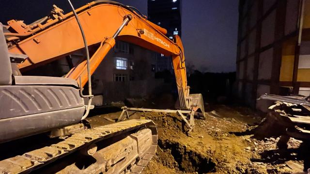 İstanbul Beşiktaşta iş makinesinin kolu otomobilin üzerine düştü