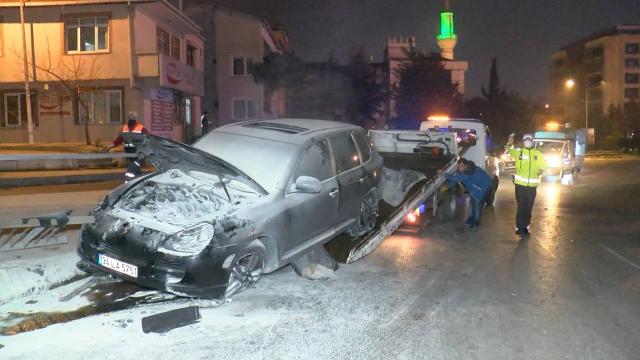Bariyerlere çarpan araçta yangın çıktı