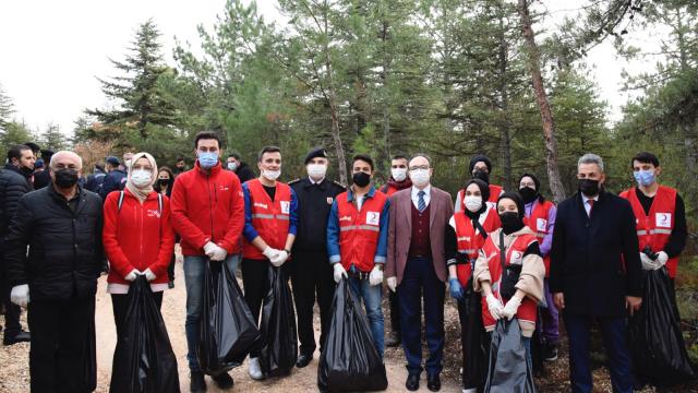 Çocuklar, vali ile birlikte çevre temizliğine katıldı